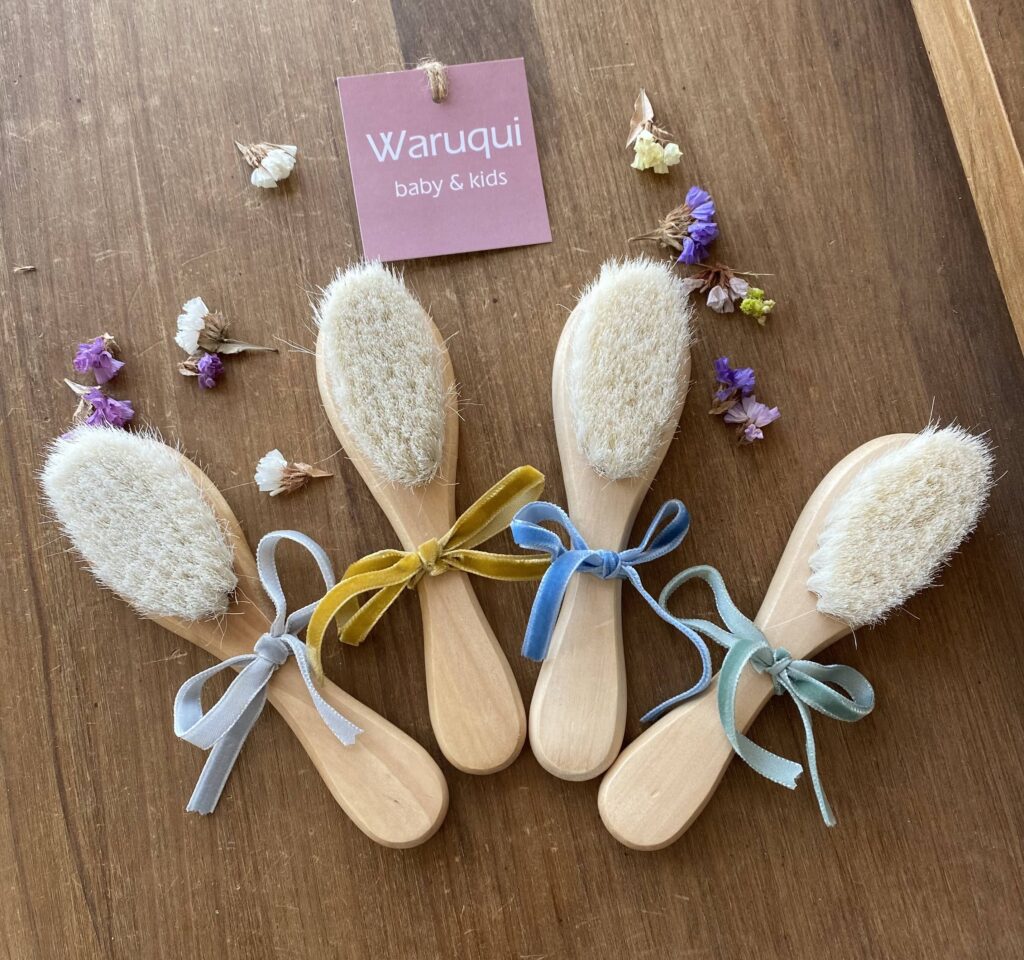 Cepillo y peine de madera para bebé