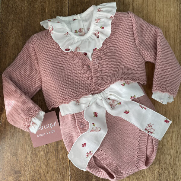 Chaqueta con blusa de conejitos y cubrepañal