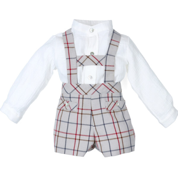 Conjunto peto de cuadros + camisa blanca